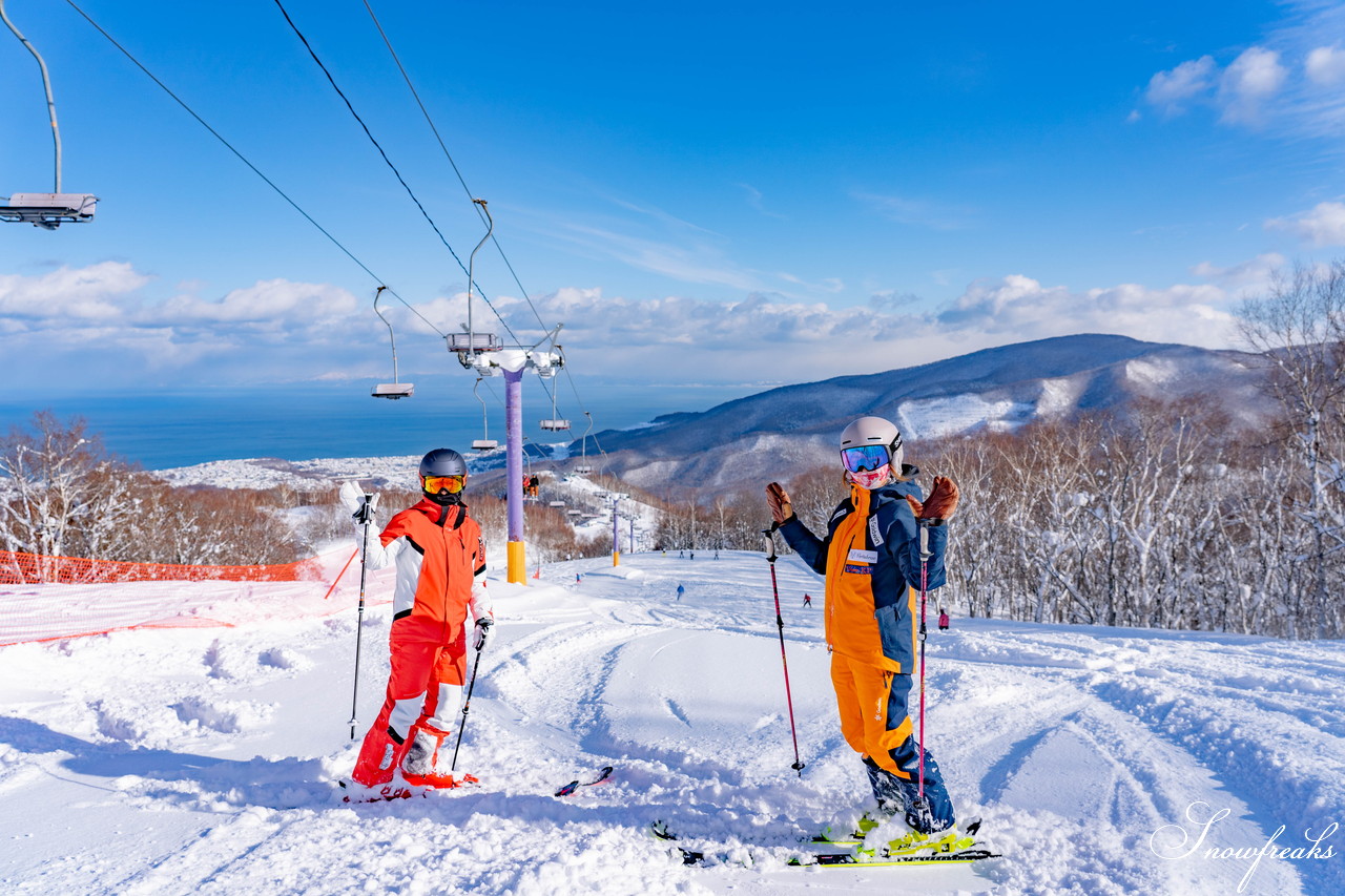 朝里川温泉スキー場　祝・積雪200cm到達。ふわふわのパウダースノーが降り積もったゲレンデを舞台に、女性スキーヤーチーム『TeamKP』成澤栞さんと秋山穂香さんが美しい滑りを披露！